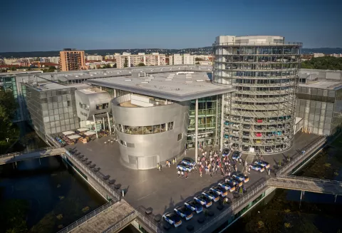 Gläsernen Manufaktur von Volkswagen in Dresden bei der Übergabe von Elektroautos an SENEC Fachpartner